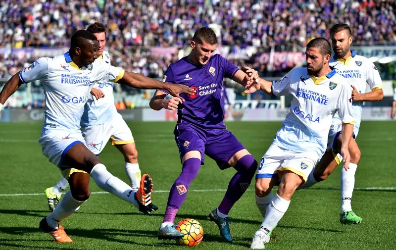 Fiorentina's forward from Croatia Ante Rebic (C) vies Frosinone's defender from Italy Roberto Crivello (R) and Frosinone's defender from France Mobido Diakite (L) during the Italian Serie A football match Fiorentina vs Frosinone at the Franchi stadium in Florence on November 1, 2015.    AFP PHOTO / VINCENZO PINTO
