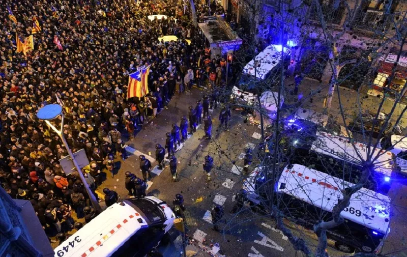 An aerial view shows protesters standing opposite riot police blocking the road leading to the central government offices during a demonstration in Barcelona on March 25, 2018 after Catalonia's former president was arrested by German police.
German police arrested Catalonia's deposed leader Carles Puigdemont on March 25, 2018, five months after he went into self-imposed exile in Belgium over his failed bid to break the region away from Spain.
 / AFP PHOTO / LLUIS GENE