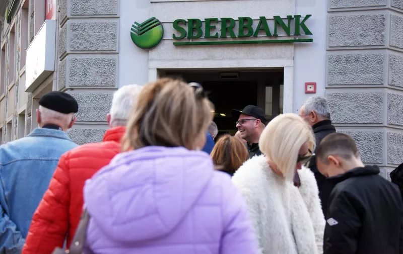 25.02.2022., Pula - Klijenti cekaju na ulaz u rusku banku Sberbank zbog rata Rusije i Ukrajine. Photo: Sasa Miljevic/PIXSELL