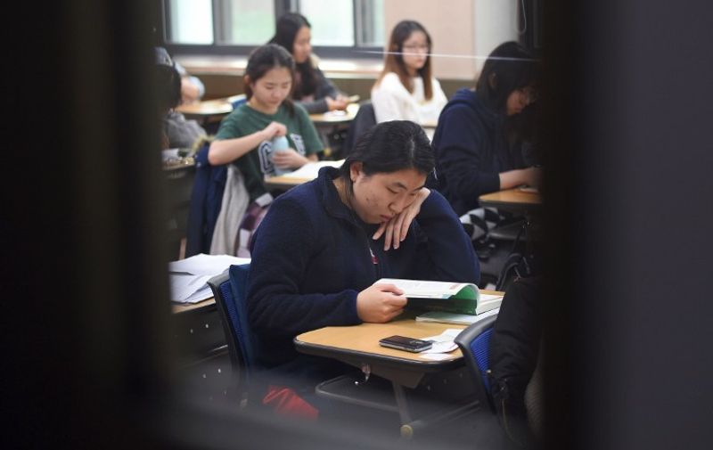 Students sit the annual College Scholastic Ability Test, a standardised exam for college entrance, at a high school in Seoul on November 17, 2016.
South Korea fell silent on November 17 with road traffic cleared and stock markets and businesses opening late as 606,000 students sat at the high-stake annual college entrance test in the education-obsessed country.  / AFP PHOTO / JUNG Yeon-Je