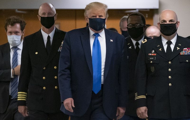 US President Donald Trump wears a mask as he visits Walter Reed National Military Medical Center in Bethesda, Maryland' on July 11, 2020. (Photo by ALEX EDELMAN / AFP)