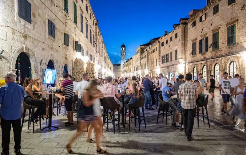 03.07.2021., Stara gradska jezgra, Dubrovnik - Nocni zivot grada svakim danom sve je bogatiji i nalik onom iz najboljih vremena.
Photo: Grgo Jelavic/PIXSELL