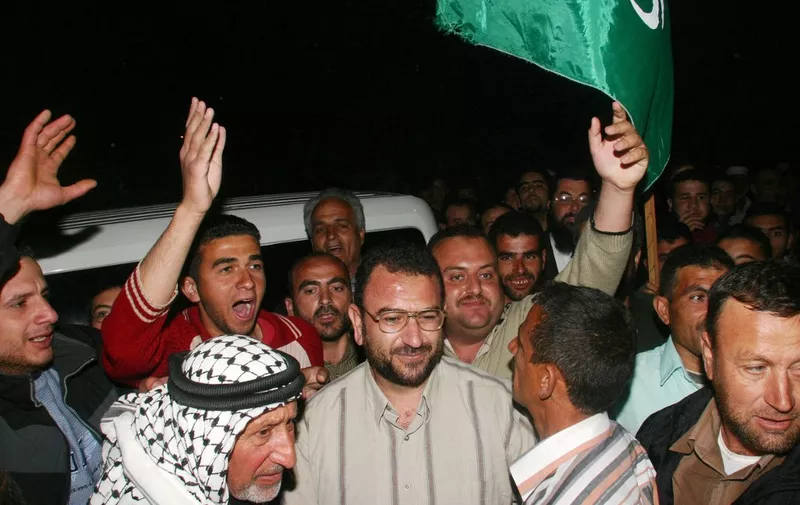 Palestinian relatives and friends of Saleh al-Aruri (C) celebrate in the West Bank town of Ramallah, 11 March 2007. Israel today released Aruri, a senior leader of the Palestinian Islamist movement Hamas, after 15 years in jail, the Palestinian prisoners' affairs ministry said. He was convicted of anti-Israeli attacks and sentenced to 10 years in jail, and then held in administrative detention for a further five years. Aruri was released on the same day that Palestinian leader Mahmud Abbas and Israeli Prime Minister Ehud Olmert met in Jerusalem for their second encounter in less than a month. AFP PHOTO/JAMAL ARURI (Photo by JAMAL ARURI / AFP)