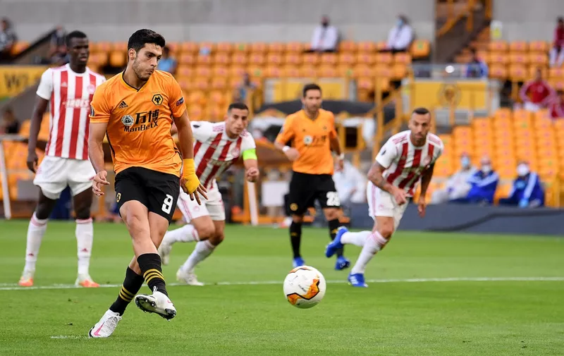 WOLVERHAMPTON, ENGLAND - AUGUST 06: Raul Jimenez of Wolves scores his sides first goal from the penalty spot during the UEFA Europa League round of 16 second leg match between Wolverhampton Wanderers and Olympiacos FC at Molineux on August 06, 2020 in Wolverhampton, England. (Photo by Laurence Griffiths/Getty Images)
