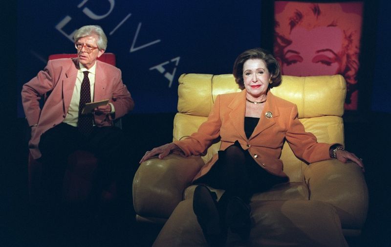 La romancière américaine Mary Higgins Clark (D) est l'invitée de l'émission "Divan" d'Henry Chapier (G), le 14 avril 1992. (Photo by MICHEL GANGNE / AFP)