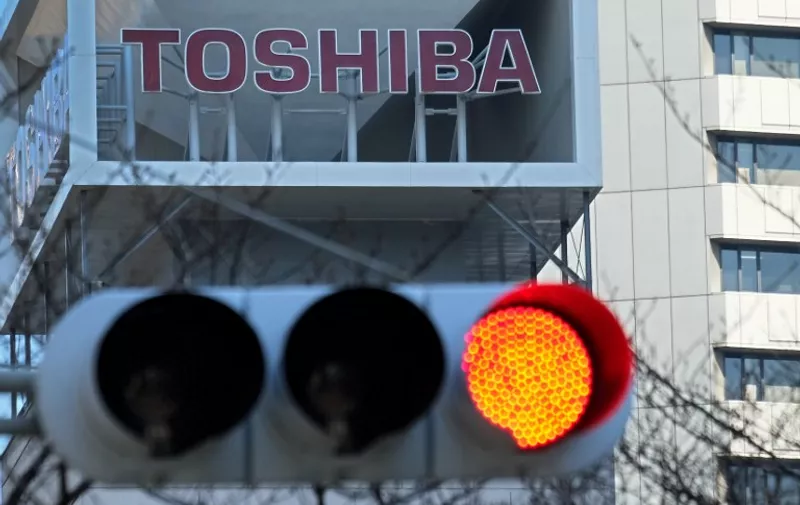 This picture taken on February 16, 2017 shows the Toshiba Corporation logo at the company's headquarters in Tokyo.  
Tokyo stocks fell February 17 morning led by major banks and automakers, while Toshiba dived again on renewed worries about huge losses at its embattled US nuclear unit. / AFP PHOTO / KAZUHIRO NOGI