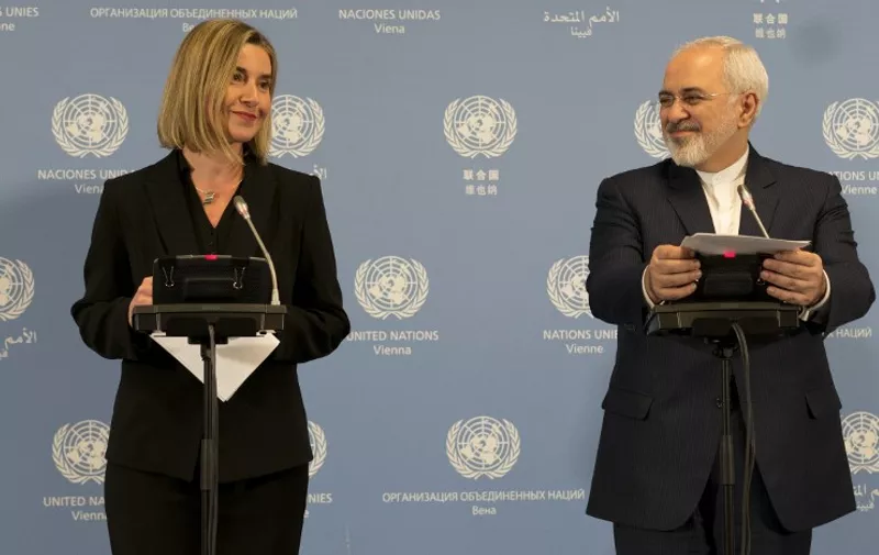 Iranian Foreign Minister Mohammad Javad Zarif (R) and EU foreign policy chief Federica Mogherini hold a joint press conference during the E3/EU+3 and Iran talks at the International Atomic Energy Agency headquarters in Vienna on January 16, 2016. / AFP / JOE KLAMAR