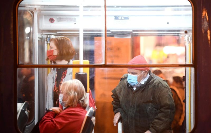 30.10.2020., Zagreb - Zbog covida 19 ljudi obavezno nose maske u javnom gradskom prijevozu, a na otvorenom su preporuke stozera. Sve vise gradjana i na ulicama hoda s maskom. 
Photo: Marko Lukunic/PIXSELL