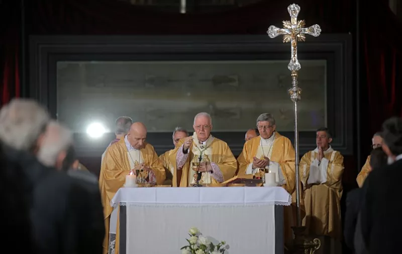 Bishops and priests celebrate a mass in front of the Shroud of Turin on April 19, 2015 in Turin. The Turin Shroud goes on display for the first time in five years today with more than a million people already booked in to view one of Christianity&#8217;s most celebrated relics. Devotees believe the shroud, which [&hellip;]