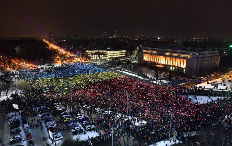 People protest in front of the government headquarters in Bucharest, against the controversial corruption decrees on February 12, 2017. / AFP PHOTO / Daniel MIHAILESCU