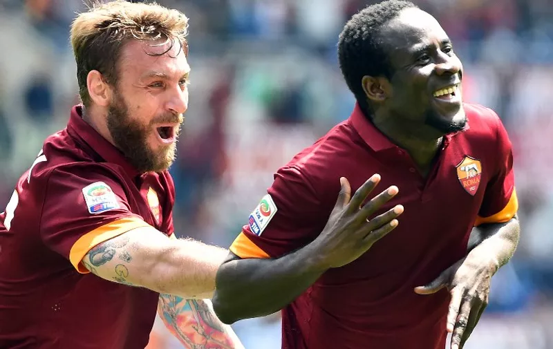 Roma's Ivorian midfielder Seydou Doumbia (R) celebrates with Roma's forward Daniele De Rossi after scoring a goal during the Italian Serie A football match between AS Roma and Genoa on May 3, 2015 at the Olympic stadium in Rome. AFP PHOTO / GABRIEL BOUYS