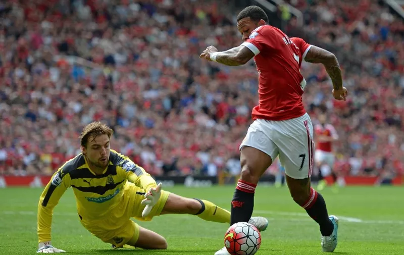 Manchester United's Dutch midfielder Memphis Depay (R) takes the ball around Newcastle United's Dutch goalkeeper Tim Krul during the English Premier League football match between Manchester United and Newcastle United at Old Trafford in Manchester, north west England, on August 22, 2015. AFP PHOTO / OLI SCARFF

RESTRICTED TO EDITORIAL USE. No use with unauthorized audio, video, data, fixture lists, club/league logos or 'live' services. Online in-match use limited to 75 images, no video emulation. No use in betting, games or single club/league/player publications.