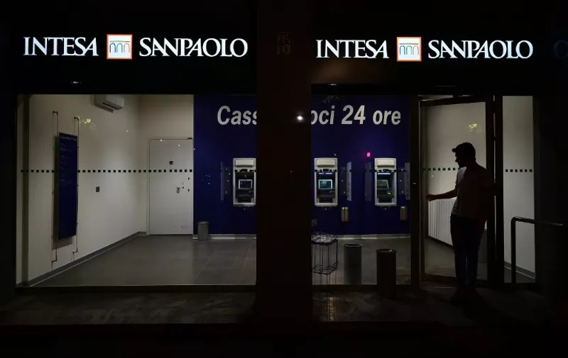 A picture taken on July 17, 2016 shows a branch of the Intesa SanPaolo bank in Turin, in the Italian region of Piemonte. 
A cloud is currently hanging over Italy's banking sector, which is burdened with 360 billion euros of bad debts, and fears are rife on financial markets a failure to tackle the problem could ignite a new eurozone crisis. / AFP PHOTO / GIUSEPPE CACACE