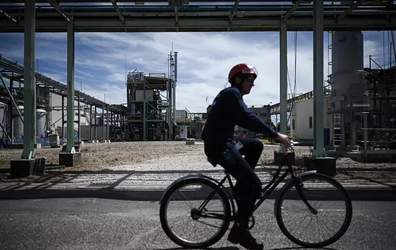 This picture taken on 28 July 2022 shows an employee at the Michelin production plant for synthetic elastomers (a petrochemical plant under the SEVESO directive, identifying industrial establishments with major risks) in Bassens, some 12kms from Bordeaux, southwestern France. (Photo by Philippe LOPEZ / AFP)