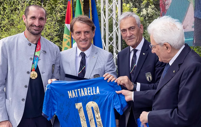 Sergio Mattarella con Giorgio Chiellini, Roberto Mancini e Gabriele Gravina the UEFA EURO 2020 trophy as players and staff of Italy's national football team arrive to attend a ceremony at the Quirinale presidential palace in Rome on July 12, 2021, a day after Italy won the UEFA EURO 2020 final football match between Italy and England. Giandotti - Uff Stampa /Spaziani Photo by: Giandotti - Uff Stampa /Spaziani/picture-alliance/dpa/AP Images