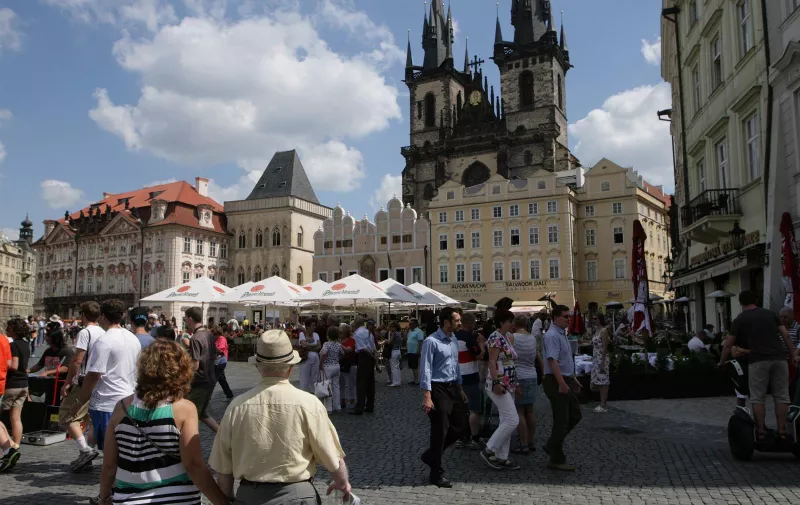 28.07.2013., Prag, Ceska - Prag ima 1,3 milijuna stanovnika, a 2011. godine ga je posjetilo vise od 15 milijuna turista. 
Jedan od praskih trgova prepun turistickih atrakcija - Staromjestske namjesti. U pozadini je Tynska crkva. Photo: Marijan Susenj/PIXSELL