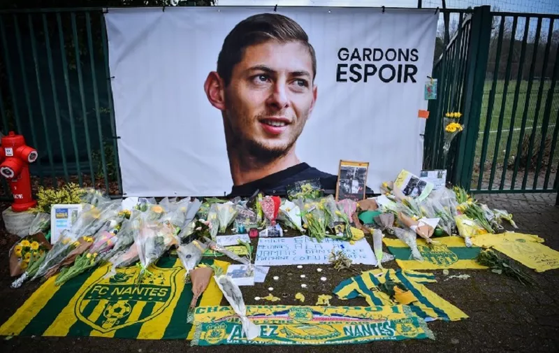 A picture shows flowers put in front of the entrance of the training center La Joneliere in La Chapelle-sur-Erdre on January 25, 2019, four days after the plane of Argentinian forward Emiliano Sala vanished during a flight from Nantes, western France, to Cardiff in Wales. - The 28-year-old Argentine striker is one of two people still missing after contact was lost with the light aircraft he was travelling in on January 21, 2019 night. Sala was on his way to the Welsh capital to train with his new teammates for the first time after completing a£15 million ($19 million) move to Cardiff City from French side Nantes on January 19. (Photo by LOIC VENANCE / AFP)