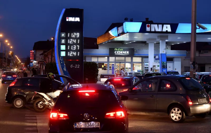 07.03.2022., Zagreb - Zbog poskupljena naftnih derivata stvaraju su guzve na benzinskim postajama.  Photo: Marko Lukunic/PIXSELL