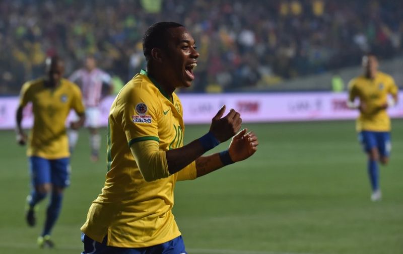 Brazil's forward Robinho celebrates after scoring against Paraguay during their 2015 Copa America football championship quarter-final match, in Concepcion, Chile, on June 27, 2015.   AFP PHOTO / NELSON ALMEIDA / AFP / NELSON ALMEIDA