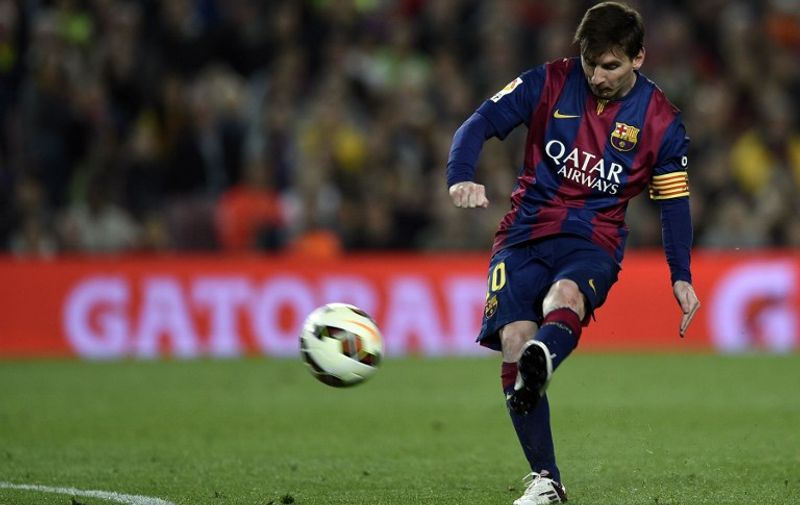 Barcelona's Argentinian forward Lionel Messi kicks a ball during the Spanish league football match FC Barcelona vs Getafe at the Camp Nou stadium in Barcelona on April 28, 2015.   AFP PHOTO/ LLUIS GENE