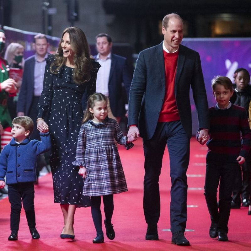 Britain's Prince William, Duke of Cambridge, his wife Britain's Catherine, Duchess of Cambridge, and their children Britain's Prince George of Cambridge (R), Britain's Princess Charlotte of Cambridge (3rd L) and Britain's Prince Louis of Cambridge (L) arrive to attend a special pantomime performance of The National Lotterys Pantoland at London's Palladium Theatre in London on December 11, 2020, to thank key workers and their families for their efforts throughout the pandemic. (Photo by Aaron Chown / POOL / AFP)