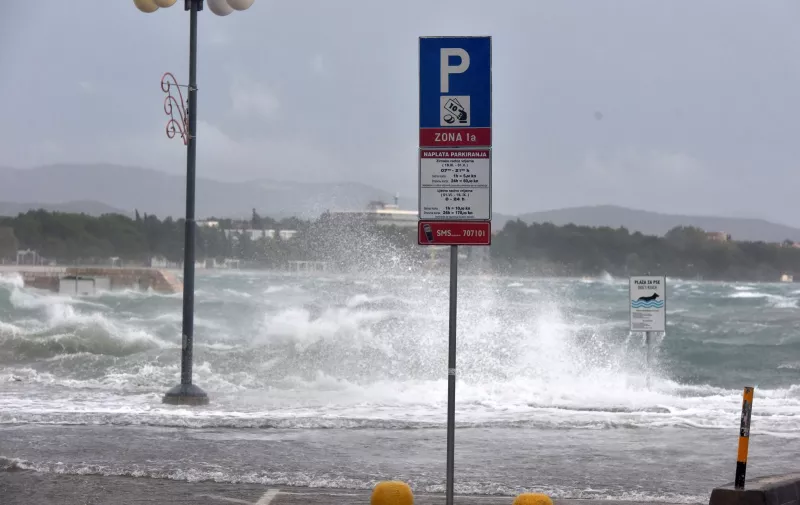 Jako i olujno jugo i veliki valovi potpuno su poplavili vodičku rivu.
Photo: Hrvoje Jelavic/PIXSELL