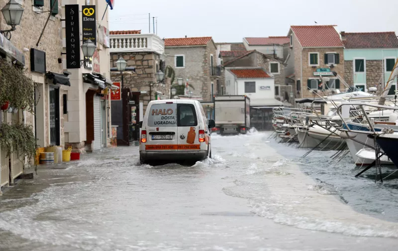 22.11.2022., Vodice - Olujno nevrijeme i kisa nosena jakim jugom prouzrocilo je veliku poplavu u Vodicama. Photo: Dusko Jaramaz/PIXSELL