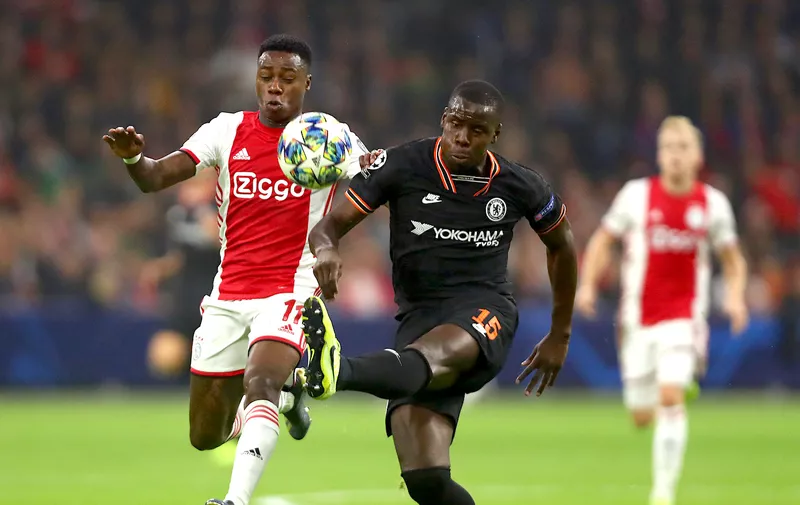 AMSTERDAM, NETHERLANDS - OCTOBER 23: Kurt Zouma of Chelsea battles for possession with Quincy Promes of AFC Ajax during the UEFA Champions League group H match between AFC Ajax and Chelsea FC at Amsterdam Arena on October 23, 2019 in Amsterdam, Netherlands. (Photo by Dean Mouhtaropoulos/Getty Images)