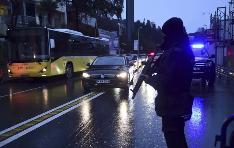 A Turkish police officer stands guard close to the site of an armed attack near the Reina night club, one of the Istanbul's most exclusive party spots, early on January 1, 2017 after at least one gunmen went on a shooting rampage during New Year's Eve celebrations.
Thirty-nine people, including many foreigners, were killed when a gunman reportedly dressed as Santa Claus stormed an Istanbul nightclub as revellers were celebrating the New Year, the latest carnage to rock Turkey after a bloody 2016. / AFP PHOTO / YASIN AKGUL