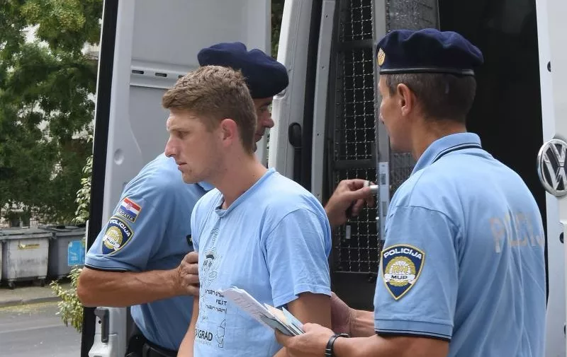 30.07.2015., Pula - Privodjenje osumnjicenog za ubojstvo u Novigradu u Drzavno odvjetnistvo. 
Photo: Dusko Marusic/PIXSELL