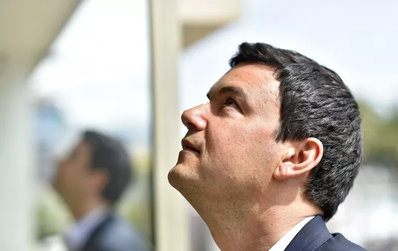 French economist Thomas Piketty poses on May 13, 2016 during a rendez-vous on the sidelines of the 69th Cannes Film Festival in Cannes, southern France.   / AFP PHOTO / LOIC VENANCE