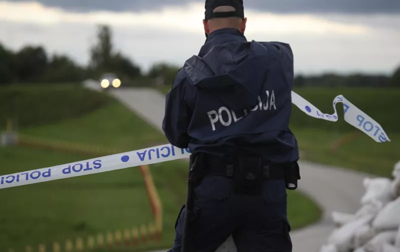 04.08.2023., Policija na prometnici koja prolazi kanalom Odra-Sava koji ce biti zatvoren u 18 sati zbog aktivacija kanala. Photo: Zeljko Lukunic/PIXSELL