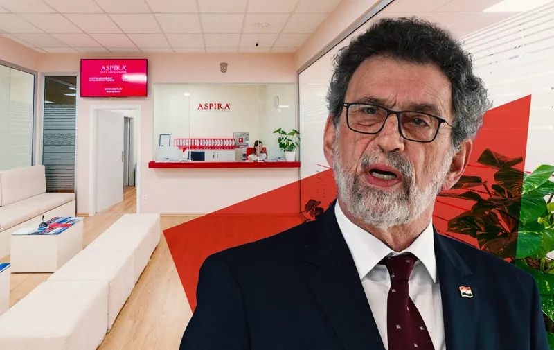 Stariji muškarac u odijelu i naočalama stoji u uredu tvrtke Aspira s recepcijom u pozadini.