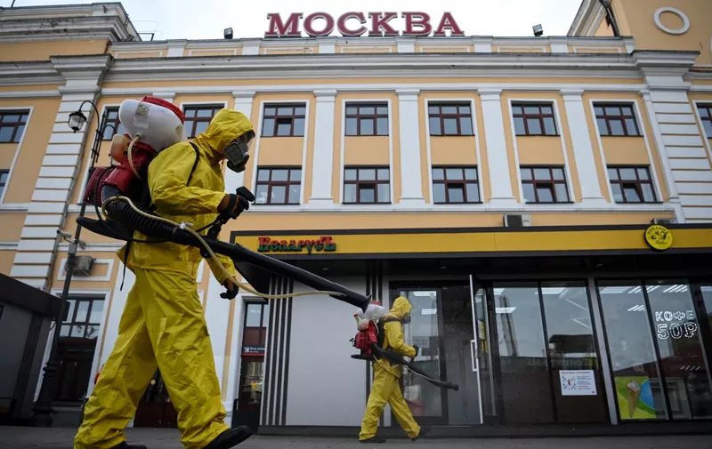 Servicemen of Russia's Emergencies Ministry wearing protective gear disinfect Moscow's Savelovsky railway station on October 26, 2021, amid the ongoing coronavirus Covid-19 disease pandemic. - Russia has officially recorded 36 446 coronavirus cases and 1 106 death on October 26. Moscow will shut non-essential services between October 28 and November 7. Russian President Vladimir Putin ordered a nationwide paid week off starting October 30 to curb fast spreading infections. (Photo by Kirill KUDRYAVTSEV / AFP)
