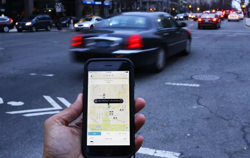 <b>2011. godina - Uber</b> </br> </br> Premda je osnovan još u 2009. godini, prijevoznička kompanija Uber je svoje prve vožnje odradila u San Franciscu 2011. godine. Uber je tada na iznimno pametan način iskoristio internetsku povezivost pametnih mobitela i njihovu mogućnost spajanja na GPS, pa su ustvari napravili ogromnu revoluciju u prijevozničkom sektoru. Ljudima je jednostavnije bilo naručiti taksi preko aplikacije, nego pozivati neki broj ili pokušati zaustaviti taksi u prolazu.