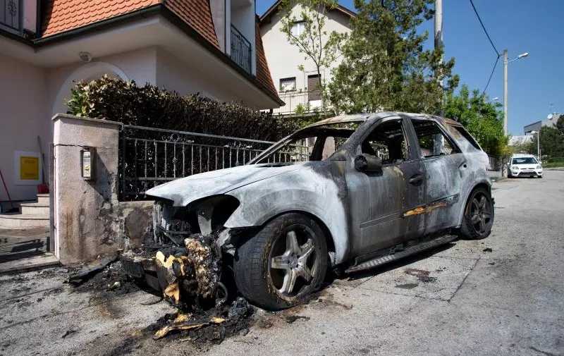 Požar je u noći na ponedjeljak izbio na dva terenska automobila u zagrebačkoj Pilarovoj ulici.