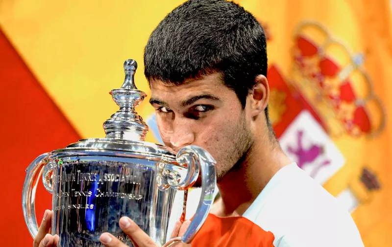 220912 -- NEW YORK, Sept. 12, 2022 -- Carlos Alcaraz of Spain kisses the trophy during the awarding ceremony after the men s singles final between Carlos Alcaraz of Spain and Casper Ruud of Norway at the 2022 U.S. Open tennis tournament in New York, the United States, on Sept. 11, 2022.  SPU.S.-NEW YORK-TENNIS-US OPEN-MEN S SINGLES-FINAL LiuxJie PUBLICATIONxNOTxINxCHN