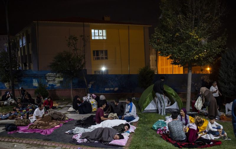 People sleep outside after a 5.7 magnitude earthquake hit the Kucukcekmece district of Istanbul on September 27, 2019. - A 5.7-magnitude earthquake shook Turkey's largest city on September 26, driving residents to evacuate buildings, AFP journalists witnessed. (Photo by Yasin AKGUL / AFP)