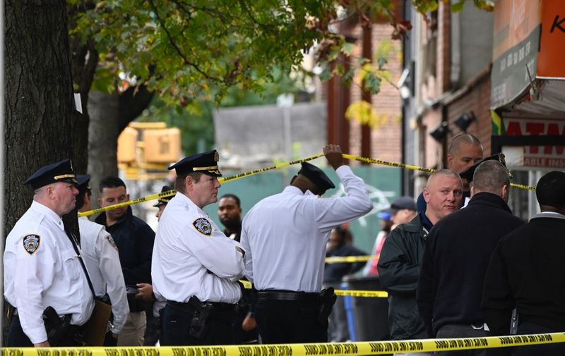 New York police officers secure a crime scene outside a club after a shooting in Brooklyn on October 12, 2019. - At least four people died and three were wounded in a shooting at a social club in New York eary Saturday, police said. No one has been arrested over the shooting, which took place in Brooklyn, and the motive and exact circumstances are not known, a New York police official told AFP. The local affiliate of ABC News described the place where the shooting took place as an after-hours club. (Photo by Johannes EISELE / AFP)