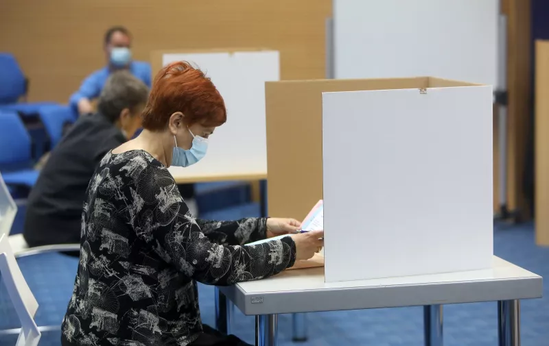16.05.2021., Karlovac - Brojni gradjani izasli su na biracka mjesta i glasali za kandidate na listama za lokalne izbore. 
Photo: Kristina Stedul Fabac/PIXSELL
