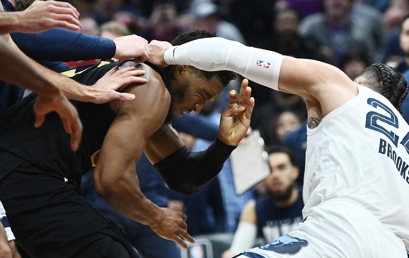 Radost tučnjave pod obručima Mitchell i Brooks zaradili isključenja