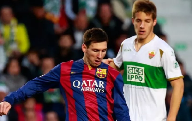 Barcelona's Argentinian forward Lionel Messi   (L) vies with  Elche's Croatian midfielder Mario Pasalic during the Spanish league football match Elche FC vs FC Barcelona at the Martinez Valero stadium in Elche on January 24, 2015. 