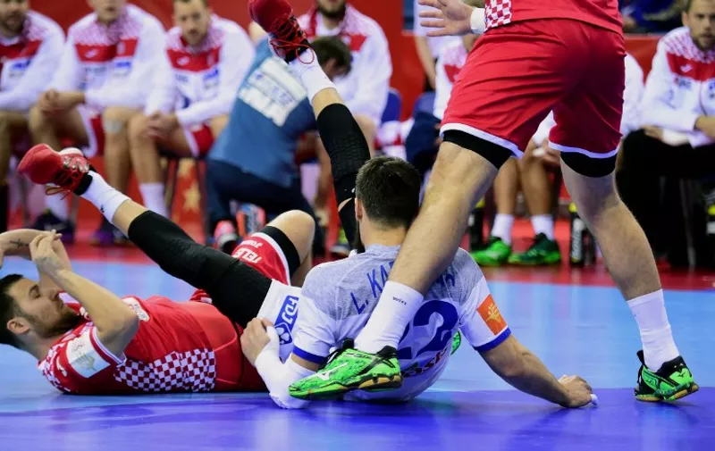 Nikola Karabatic  (C) of France fights for the ball with Ivan Cupic (L) of Croatia during their Main Round match of the Men's 2016 EHF European Handball Championships between France and Croatia in TAURON Arena of Krakow on January 23, 2016.    / AFP / ATTILA KISBENEDEK