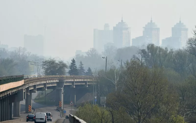 Smoke haze hangs over the Ukrainian capital of Kiev on April 17, 2020. - Thick smoke hung over Ukraine's capital Kiev on April 17 as forest fires smouldered on in the Chernobyl nuclear zone, while city officials said no radiation spike had been detected. (Photo by Sergei SUPINSKY / AFP)