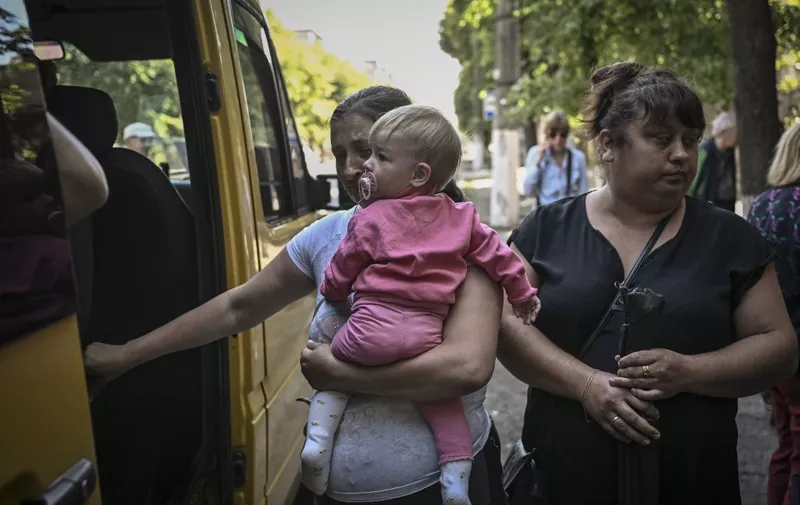 Civilians are evacuated from the city of Sloviansk in the eastern Ukraine region of Donbas on June 9, 2022, as Russian forces have for weeks been concentrating their firepower on Severodonetsk and its sister city of Lysychansk across the river. - A defiant Lugansk governor declares that Ukrainian forces could reclaim Severodonetsk "in two to three days" if they receive long-range artillery promised by the US and Britain. (Photo by ARIS MESSINIS / AFP)