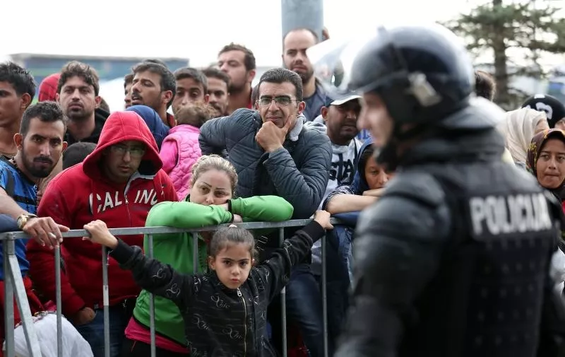 19.09.2015., Bregana - Izbjeglice prelaze Slovensku granicu. Organiziran je prijevoz izbjeglica autobusima. Kako se pojavljuju kombiji, policija povremeno propusta izbjeglice kroz ogradu i prevozi ih dalje. Djeca su u cijeloj guzvi s izbjeglicama najranjivija te imaju prednost. Photo: Goran Jakus/PIXSELL
