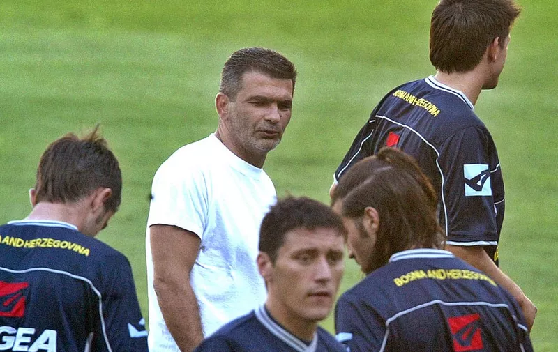 (FILES) Bosnian's coach Blaz Sliskovic (2nd R) speaks to his players during a training session at Mestalla Stadium in Valencia 07 June 2005 on the eve of their World Cup 2006 qualifier against Spain. Bosnian football coach Blaz Sliskovic has resigned following his team's defeat to Hungary, Sarajevo dailies reported 07 September 2006. AFP PHOTO FILES / JOSE JORDAN (Photo by JOSE JORDAN / AFP FILES / AFP)