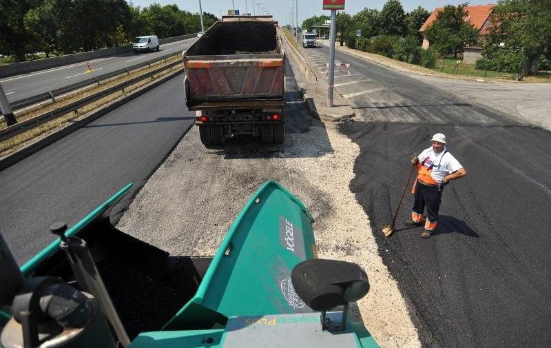 Radnici tijekom velikih vrućina polažu asfalt na prometnicama u gradu - najvrelije je to radno mjesto u Zagrebu. Foto: Nina Đurđević/PIXSELL