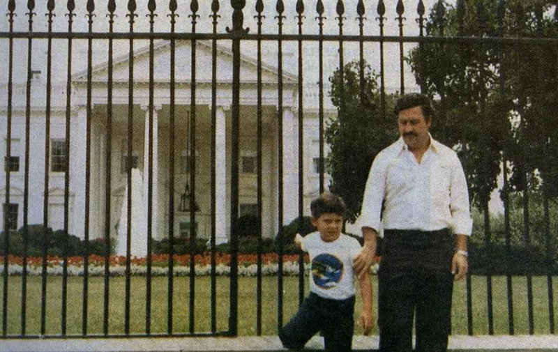 An undated handout picture shows Sebastian Marroquin (L) and his father Colombian drug dealer Pablo Escobar Gaviria (R) in front of the White House in Washington, USA. The documentary øPecados de mi padreø by director Nicolas Entel, based on Marroquinøs apologies to the sons of her fathers victims is being released at the Mar del Plata Film Festival on 11 November 2009. RED CREEK PRODUCTIONS/SEBASTIAN MARROQUIN/HANDOUT/dpa