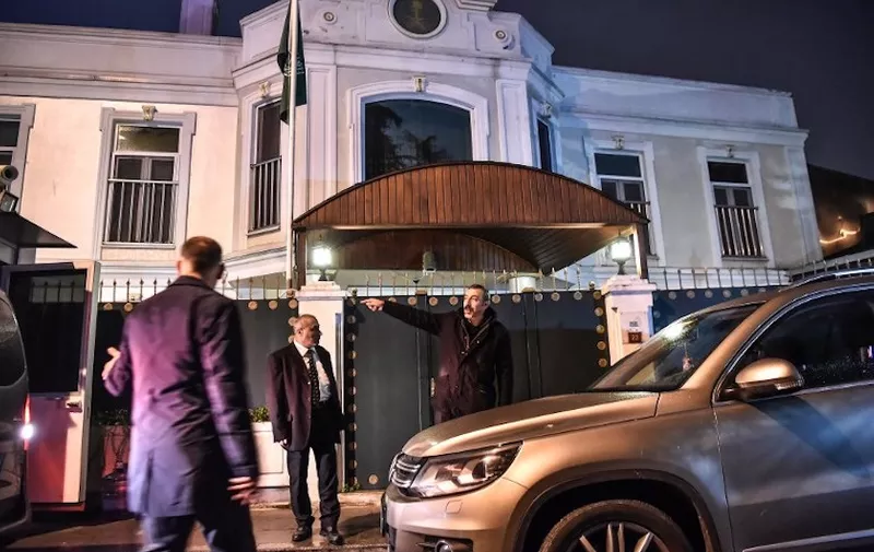 Security members of the consulate wait in front of the Saudi Arabia consul's residence on October 16, 2018, the day after Turkish police and prosecutors searched the Saudi embassy after Riyadh gave the green-light amid global uproar over the disappearance of Saudi journalist Jamal Khashoggi since October 2. - Saudi Arabia's consul to Istanbul Mohammed al-Otaibion on October 16, 2018 left the Turkish city bound for Riyadh on a scheduled flight, reports said, as Turkey prepared to search his residence in the probe into the disappearance of journalist Jamal Khashoggi. (Photo by OZAN KOSE / AFP)